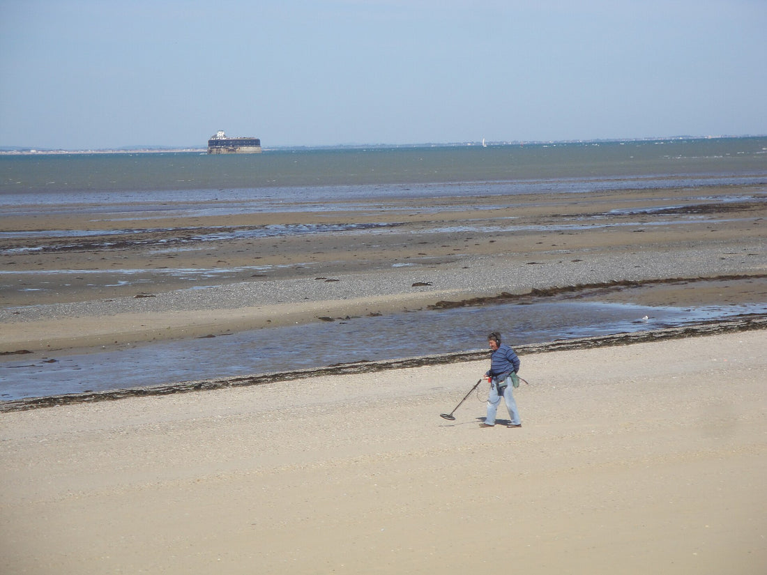 Détection de métaux sur la plage avec un détecteur étanche
