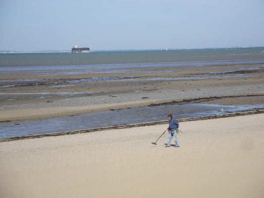 Détection de métaux sur la plage avec un détecteur étanche