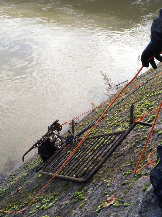 Pêche à l’aimant au bord d’une rivière en pleine action